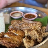 เจ๊แดงสามย่าน ส้มตำ คอหมูย่าง The rest area ประชาชื่น