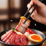 ข้าวหมูแดง ประตูน้ำตู้