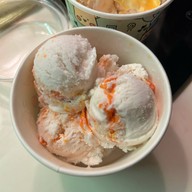เมนูของร้าน มหาชัยไอศกรีมห้วยขวาง คาเฟ่ไข่แข็ง  อินทามระ ห้วยขวาง
