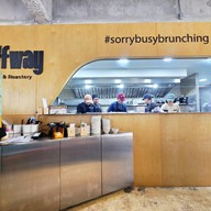 HALFWAY Brunch & Bar งามดูพลี