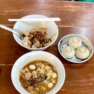 เมนูของร้าน ก๋วยเตี๋ยวหมูตุ๋นนายเป็ด