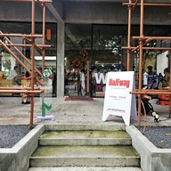 HALFWAY Brunch & Bar งามดูพลี