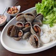 เลียปาก