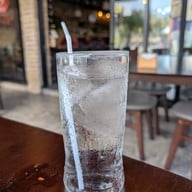 เลียปาก