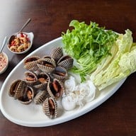 เลียปาก