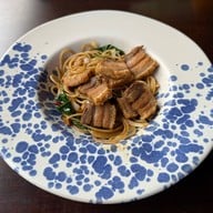 เลียปาก