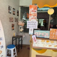 วน วน ขนมเบื้อง สาขาบางพลี ย้ายมาอยู่เชิงสะพานลอย ตรงข้ามตลาดนัดเรือบิน