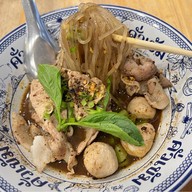 เมนูของร้าน ก๋วยเตี๋ยวเรือคั่วเข้ม ฉะเชิงเทรา