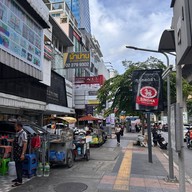 ลูกชิ้นทอด บีทีเอสสนามเป้า