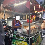 ลูกชิ้นทอด บีทีเอสสนามเป้า