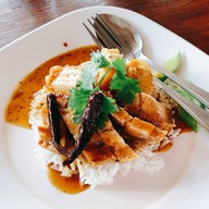 เมนูของร้าน ครัวถั่วแระ ก๋วยเตี๋ยวต้มยำ ข้าวหมูแดง ข้าวหมูกรอบ กาแฟสด เลี่ยงเมืองนนทบุรี สนามบินน้ำ