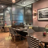 บรรยากาศ Hyde & Seek Athenee