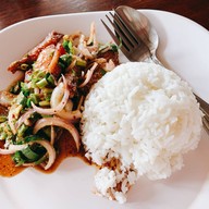เมนูของร้าน ครัวถั่วแระ ก๋วยเตี๋ยวต้มยำ ข้าวหมูแดง ข้าวหมูกรอบ กาแฟสด เลี่ยงเมืองนนทบุรี สนามบินน้ำ