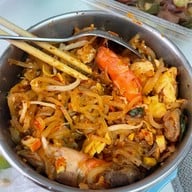 บ้านใหญ่ ผัดไทยเตาถ่าน ดินแดง