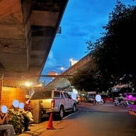 บรรยากาศ ร้านอุบลแจ่วฮ้อน ราชาเหงือกทอด ซอยศาสนา2