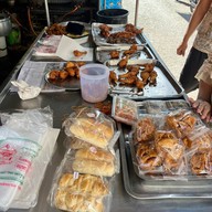 ข้าวเหนียวไก่ทอด ตลาดสะเดา