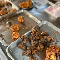 ข้าวเหนียวไก่ทอด ตลาดสะเดา