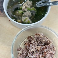 เมนูของร้าน ต้มเลือดหมูศรีย่าน  ก๋วยจั๊บญวน  ก๋วยเตี๋ยวหมูต้มยำ  เย็นตาโฟ ไม่มีสาขา