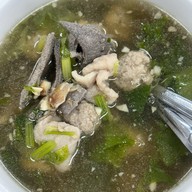 เมนูของร้าน ต้มเลือดหมูศรีย่าน  ก๋วยจั๊บญวน  ก๋วยเตี๋ยวหมูต้มยำ  เย็นตาโฟ ไม่มีสาขา