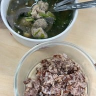 เมนูของร้าน ต้มเลือดหมูศรีย่าน  ก๋วยจั๊บญวน  ก๋วยเตี๋ยวหมูต้มยำ  เย็นตาโฟ ไม่มีสาขา