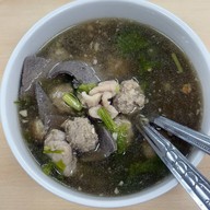 เมนูของร้าน ต้มเลือดหมูศรีย่าน  ก๋วยจั๊บญวน  ก๋วยเตี๋ยวหมูต้มยำ  เย็นตาโฟ ไม่มีสาขา