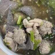เมนูของร้าน ต้มเลือดหมูศรีย่าน  ก๋วยจั๊บญวน  ก๋วยเตี๋ยวหมูต้มยำ  เย็นตาโฟ ไม่มีสาขา