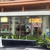 White Story Charn At The Avenue