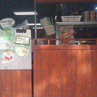 หน้าร้าน มานาก๋วยเตี๋ยวหมูตำลึง **กรณีไม่มีตำลึง จะใส่ผักบุ้งแทน**