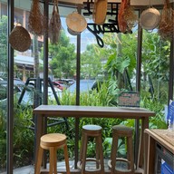 White Story Charn At The Avenue