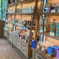 White Story Charn At The Avenue