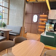 The ICONIC 2 กาแฟ ครอฟเฟิล เบเกอรี่ และ อาหาร