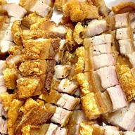 กะเพราเด็กหอ และหมูกรอบ
