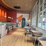 The ICONIC 2 กาแฟ ครอฟเฟิล เบเกอรี่ และ อาหาร