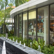 White Story Charn At The Avenue