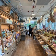 White Story Charn At The Avenue