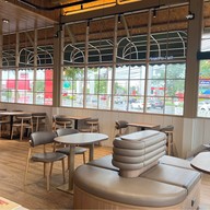 The ICONIC 2 กาแฟ ครอฟเฟิล เบเกอรี่ และ อาหาร