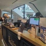 หน้าร้าน RiNn Thai tea เอ็มไพร์ ทาวเวอร์