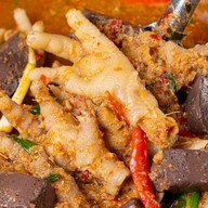 เจ๊นุ้ยขนมจีนส้นตีนไก่