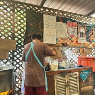 ก๋วยเตี๋ยวเรืออนุสาวรีย์ชัยฯ เจ๊แป๊ด เจ้าเด็ดสะท้านโลก