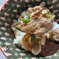 เมนูของร้าน เจ๊ตุ๋ย ต้มเลือดหมู ซอยพหลโยธิน1