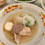 ก๋วยเตี๋ยวเรืออนุสาวรีย์ชัยฯ เจ๊แป๊ด เจ้าเด็ดสะท้านโลก