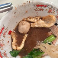 ก๋วยเตี๋ยวเรืออนุสาวรีย์ชัยฯ เจ๊แป๊ด เจ้าเด็ดสะท้านโลก