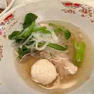 ก๋วยเตี๋ยวเรืออนุสาวรีย์ชัยฯ เจ๊แป๊ด เจ้าเด็ดสะท้านโลก