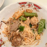 เมนูของร้าน ก๋วยเตี๋ยวเรืออนุสาวรีย์ชัยฯ เจ๊แป๊ด เจ้าเด็ดสะท้านโลก