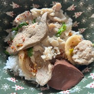 เจ๊ตุ๋ย ต้มเลือดหมู ซอยพหลโยธิน1