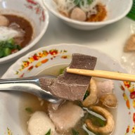 ก๋วยเตี๋ยวเรืออนุสาวรีย์ชัยฯ เจ๊แป๊ด เจ้าเด็ดสะท้านโลก
