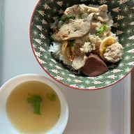 เมนูของร้าน เจ๊ตุ๋ย ต้มเลือดหมู ซอยพหลโยธิน1