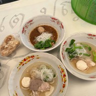 ก๋วยเตี๋ยวเรืออนุสาวรีย์ชัยฯ เจ๊แป๊ด เจ้าเด็ดสะท้านโลก