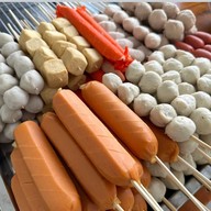 สถานีลูกชิ้นทอดยืนกิน หลัง มจพ.น้ำจิ้มมะขามสูตรเด็ดโคตรอร่อย สถานีลูกชิ้นทอดยืนกิน หลัง มจพ.