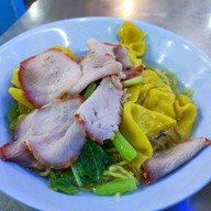 บะหมี่เกี๊ยวนายแดง